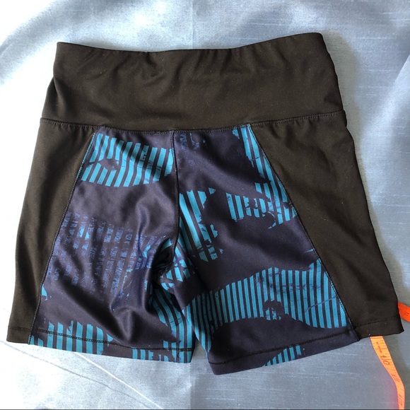 HS Active Yoga Shorts - Picture 2 of 4